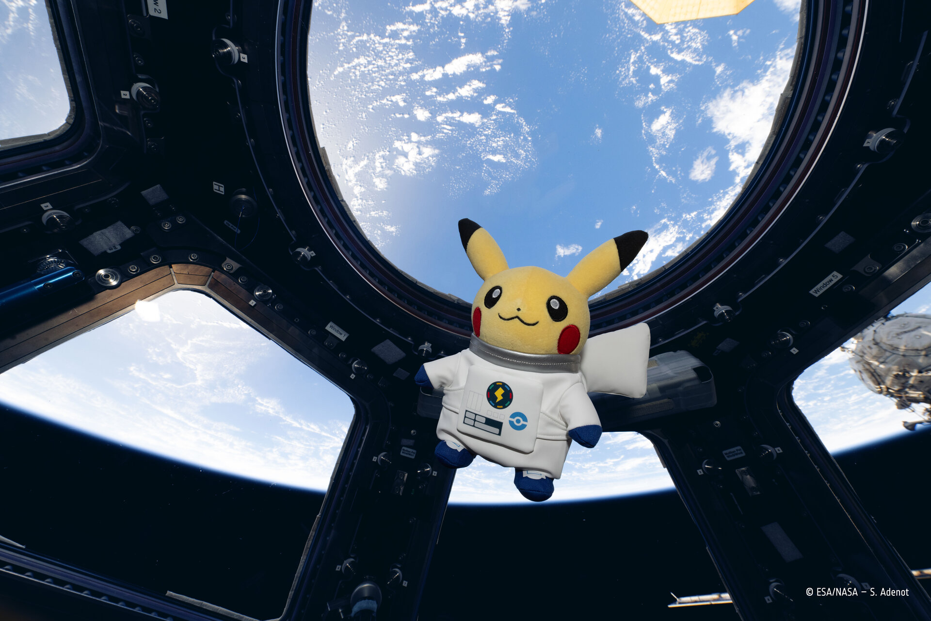 Pokémon GO: Astronaut Pikachu war 67 Tage auf der ISS – ESA-Event kommt nach Nürnberg 1 Astronaut Pikachu schwebt in der Cupola der Internationalen Raumstation über der Erde