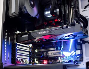 Schwarze Gigabyte-Grafikkarte in einem PC-System