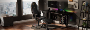 Gaming-Stuhl in einem Schreibtisch-Setup