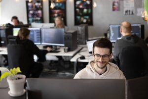 Arbeitsplatz im Entwicklungsstudio Ubisoft RedLynx in Helsinki: Mitarbeiter vor Monitoren in einem offenen Büro.