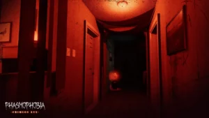 Roter Lichtschein in einem Hausflur, im Hintergrund eine dunkle Gestalt: offizielles Crimson-Eye-Bild aus Phasmophobia.
