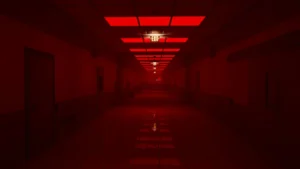 Rot ausgeleuchteter leerer Gang aus Escape the Backrooms, mit einer Reihe beleuchteter Ausgänge.