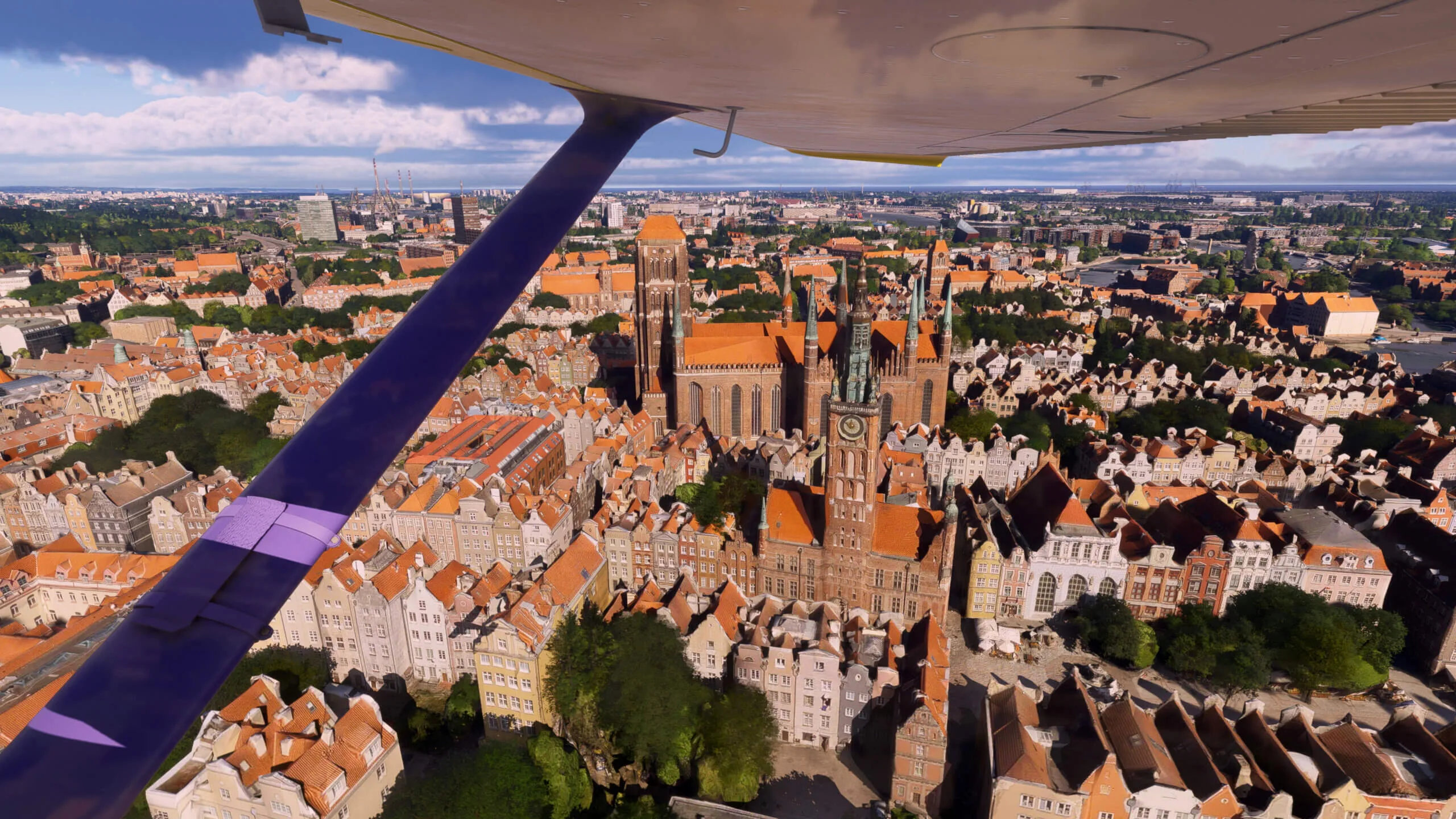 Microsoft Flight Simulator: World Update 23 verbessert Polen und das Baltikum 1 Blick aus einem Flugzeug auf die Altstadt von Danzig im World Update 23 von Microsoft Flight Simulator 2024.