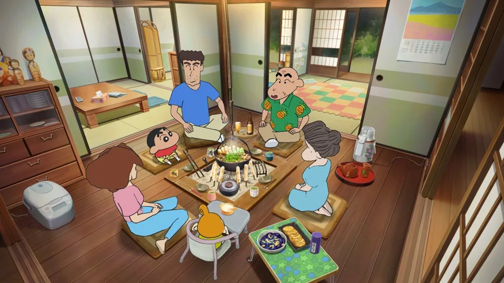 Familie Nohara sitzt am Esstisch in einem japanischen Haus.